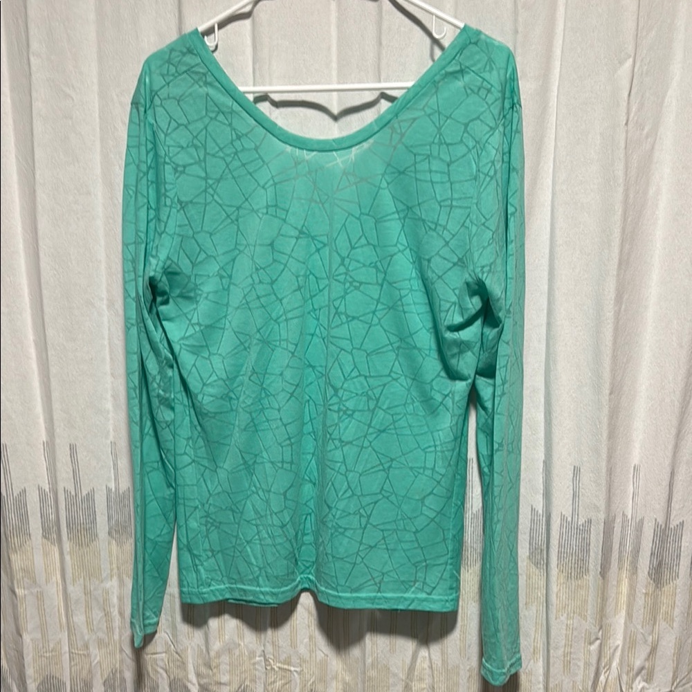 Long sleeve tee shirt with V-neck back